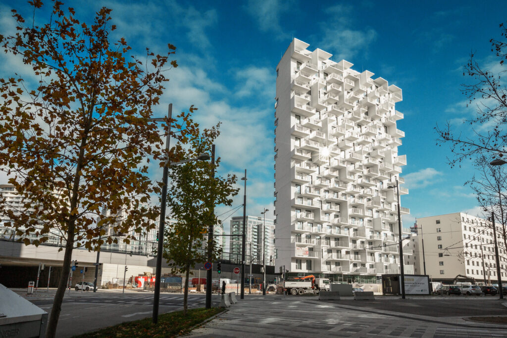 Zahlreiche Wohnprojekte werden auch von internationalen Investoren erworben, wie zum Beispiel „The Metropolitan“ direkt im neuen Quartier Belvedere nahe dem Wiener Hauptbahnhof. Alle Wohnungen haben einen Balkon – ein Muss in der Stadt.