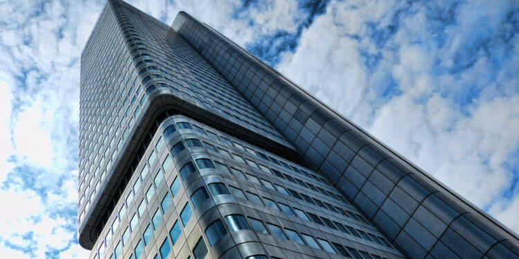 Mit einem Großmietvertrag konnte die IMFARR den Frankfurter Silberturm vollvermieten. Foto: Mariano Mantel/ABB Architekten, Frankfurt am Main