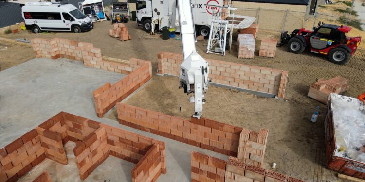 Mit dem Roboter HadrianX testet Wienerberger den Bau von Häusern