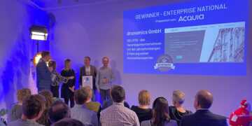 Splash Awards Preisträger drunomics in der Kategorie Enterprise National, Personen: v.l.n.r Philipp Pägler (P-Moderation), Agnes Lind (Acquia), Eleonora Bergqvist Lööw (Acquia), Oliver Berndt (drunomics), Wolfgang Ziegler (drunomics) © Jonas Neugebauer (Splash Awards/Drupal Business Deutschland e.V.)