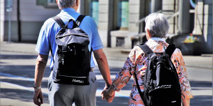 Die Bevölkerung altert - und will dabei aktiv bleiben. Seniorenwohnen könnte also zu einem Gegenmodell zu  Pflegeheimen avancieren. Foto: pixabay.com
