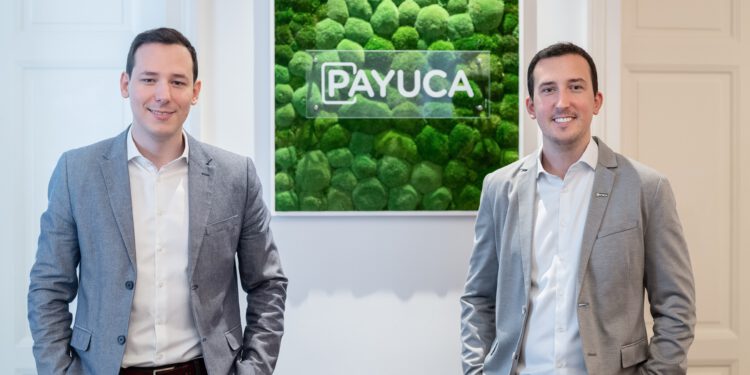 Payuca hat sich ein weiteres Series-A Investment von ABB E-mobility holen können. Am Bild: Die Payuca-Gründer Dominik und Wolfgang Wegmayer. Foto: Philipp Schuster