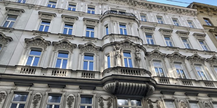 Ein Paket mit zwei Immobilien in Wien und Baden steht zum Verkauf. Darunter auch dieses Zinshaus. Foto: S Real