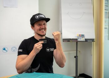 Tom Urbanek lässt sich chippen