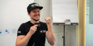 Tom Urbanek lässt sich chippen