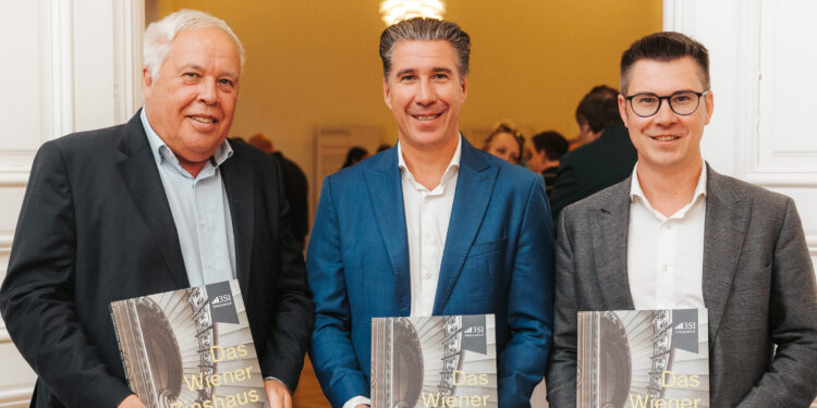Neues Fachbuch mit allen Insights über das Wiener Zinshaus: Harald, Michael und Claus Schmidt von der 3SI Immogroup. Foto: Philipp Lipiarski