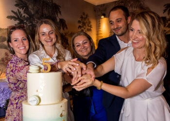 Estina feiert erstes Halbrundes