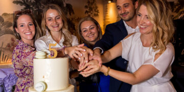 Estina feiert erstes Halbrundes