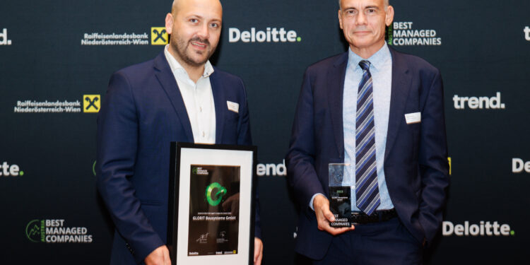 Die beiden Glorit-Geschäftsführer Lukas Sattlegger (links im Bild) und Stefan Messar (rechts im Bild) bei der Best-Managed-Companies-Verleihung. Copyright: Cochic Photography/Deloitte