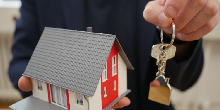 Bis man die Schlüssel für eine Wohnung bekommt, kann es laut s Real & Wohnnet-Umfrage oft mühselig werden. Auch Benachteiligungen werden häufig wahrgenommen. Foto: pixabay.com