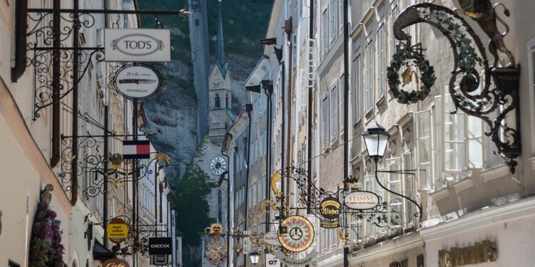 Touristen schätzen die traditionsreiche Getreidegasse in Salzburg, internationale Retailer aufgrund der kleinen Flächen aber weniger. Foto: pixabay.com