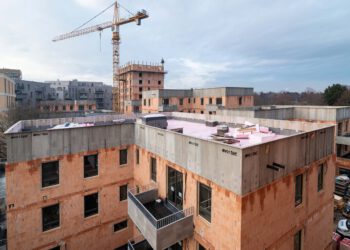 ARE feiert letzte Dachgleiche im Wildgarten