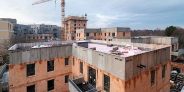 ARE feiert letzte Dachgleiche im Wildgarten