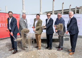 IG setzt Spaten für nachhaltige Logistikhalle