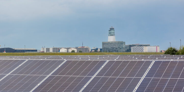 Der Flughafen baut seine PV-Kapazitäten weiter aus und verweist darauf, nunmehr die Hälfte des benötigten Stroms selbst produzieren zu können. Foto: Flughafen Wien