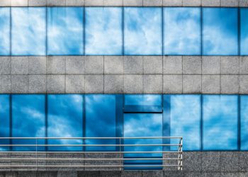 FLE verkauft acht Bürogebäude