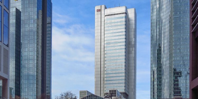 Die Imfarr Beteiligungs GmbH, in ihrem Portfolio ist unter anderem der Silberturm in Frankfurt, hat Insolvenz angemeldet. Foto: pixabay.com