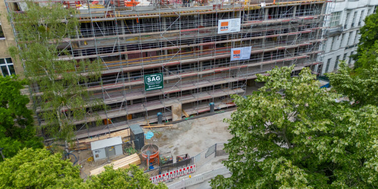 Das "Be.yond Office Berlin" hat die Dachgleiche erreicht. Foto: Nadim Baaze