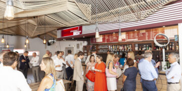 DMV Verlag feiert Herbstauftakt in Herrmann’s Strandbar