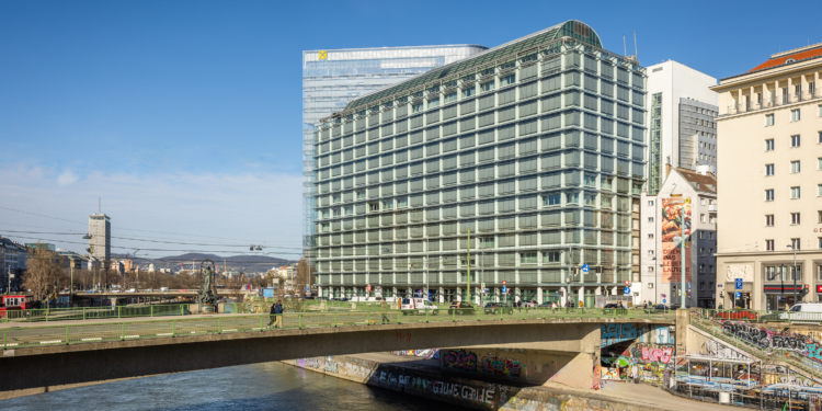 Raiffeisen Immobilien vermittelt Büroflächen im ehemaligen IBM-Gebäude. Foto: Steinbrenner