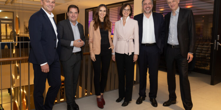 Rüdiger Keinberger (CEO, LOXONE), Rainer Nowak (Moderator), Azra Dudakovic (Head of DIM, Stadt Wien – Wiener Wohnen), Sonja Hammerschmid (Head of Research and Development, GROPYUS), Andreas Holler (Geschäftsführer, BUWOG) und Christian Heiss (Architekt, Atelier Heiss) bei der neuen und bereits 3. Ausgabe von „BUWOG im Gespräch“. 
Fotocredit: BUWOG / Stephan Huger