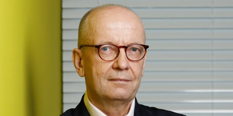 Dietmar Patjens bringt über 35 Jahre Erfahrung im Immobiliensektor mit, von Entwicklung, Transaktion und Asset Management bis zu Führung und Beratung. Er weist einen Hintergrund bei Big-4-Firmen auf und eine international geprägte Karriere als Interim Manager und Berater im Immobilienbereich. Seine Expertise umfasst auch Restrukturierung sowie GRC Governance, Risk, Compliance and Fraud. Patjens ist Chartered Surveyor seit 1996,