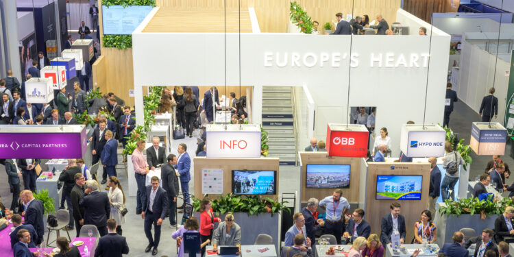 Reger Zulauf beim Europa Mitte-Stand während der Expo Real. Foto: Messe München