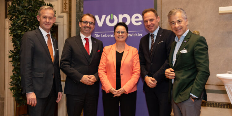 VÖPE-Finanzverantwortlicher Gerald Beck,
VÖPE-Geschäftsführer Alexander Pawkowicz, Annett Jura,
Sektionschefin im deutschen Bundesministerium für Wohnen,
Stadtentwicklung und Bauen, VÖPE-Präsident Andreas Köttl,
VÖPE-Vizepräsident Peter Ulm. Foto: Christopher Hanschitz/ALBA Communications