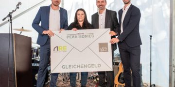 Dachgleiche für „Peak Homes“ im Village im Dritten