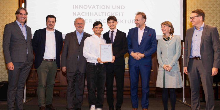 INA-Award vergeben: Markus Querner (iC Group), Thomas Glanz (AluKönigStahl), Peter Engert (ÖGNI), Eduardo Mijailovic, Maximilian Beck, Arne Ragossnig (Die Umweltkonsulenten), Michaela Angst-Ragossnig (Angst Vermessung), Gerald Goger (OIAV), v.l.n.r. Foto: INA Award