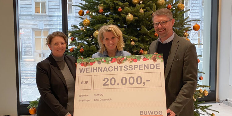 Buwog-Geschäftsführer Kevin Töpfer übergibt den Spendenscheck an Alexandra Gruber (Mitte), Geschäftsführerin Die Tafel Österreich, und Julia Szewald, Leitung Fundraising Die Tafel Österreich. Foto: Buwog