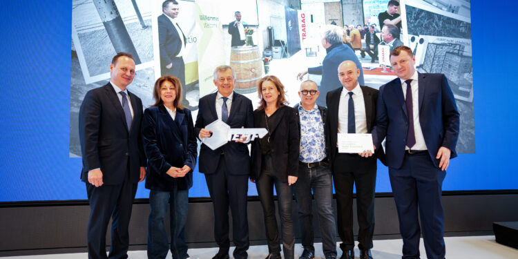 Eröffnung des European Handball House: Karl Maria Pfeffer, Managing Director – Raiffeisen Property Holding International - Yvonne Rychly, Abgeordnete zum Wiener Landtag und Gemeinderat - Michael Wiederer, EHF Präsident - Marianne Durig, Architektin Burtscher – Durig ZT GmbH - Ulrich Burtscher, Architekt Burtscher – Durig ZT GmbH - Martin Hausleitner, EHF Generalsekretär - Bernhard Binder, EHF Chief Finance Officer, v.l.n.r. Foto: European Handball Federation/Eva Manhart/kolektiff