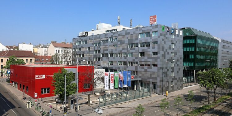 Die Immo-Studiengänge der FHWien der WKW sind erneut von RICS akkreditiert worden. Foto: Von C.Stadler/Bwag