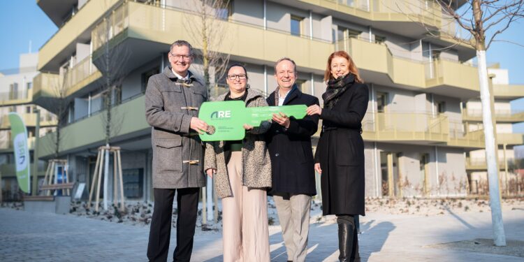 Bezirksvorsteher Georg Papai (links) und ARE Projektentwicklungsleiterin Michaela Koban (rechts) übergeben den symbolischen Schlüssel an die ersten Bewohner. Foto: Stefan Seelig