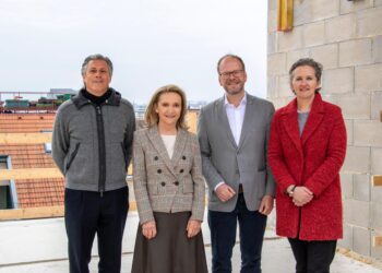 „Grün der Zeit Jurekgasse“ feiert Dachgleiche