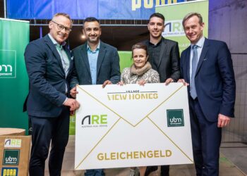 „View Homes“ im Village im Dritten feiert Dachgleiche