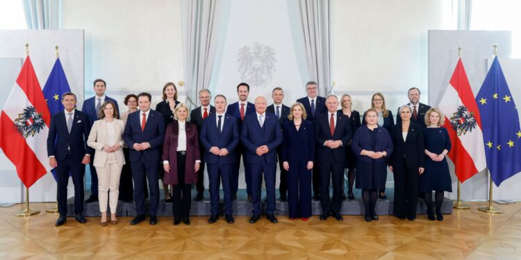 Gruppenfoto der österreichischen Bundesregierung - Kabinett Stocker (v.l.n.r.) Bundesminister Peter Hanke, Staatssekretär Alexander Pröll, Bundesministerin Claudia Plakolm, Staatssekretärin Elisabeth Zehetner, Bundesminister Norbert Totschnig, Staatssekretärin Barbara Eibinger-Miedl, Bundesministerin Klaudia Tanner, Bundesminister Markus Marterbauer, Vizekanzler Andreas Babler, Bundesminister Cristoph Wiederkehr, Bundeskanzler Christian Stocker, Bundesminister Wolfgang Hattmannsdorfer, Bundesministerin Beate Meinl-Reisinger, Staatssekretär Jörg Leichtfried, Bundesminister Gerhard Karner, Staatssekretärin Michaela Schmidt, Bundesministerin Korinna Schumann, Staatssekretärin Ulrike Königsberger-Ludwig, Bundesministerin Anna Sporrer, Staatssekretär Josef Schellhorn und Bundesministerin Eva-Maria Holzleitner.