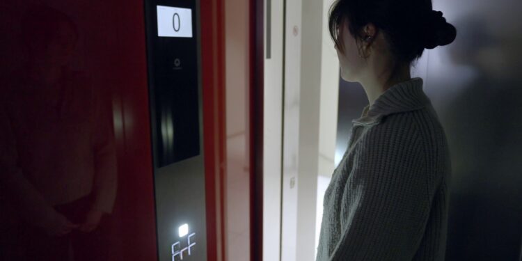 Schindler setzt mit der automatischen Evakuierungsvorrichtung bei Neuanlagen und als Tool zur Nachrüstung auf eine lückenlose Blackout-Vorsorge im Lift, um die Sicherheit der Fahrgäste maximal zu erhöhen. Bild: Schindler