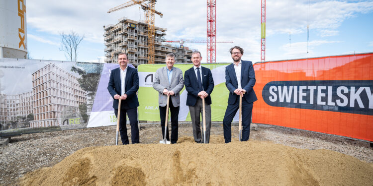 Spatenstich vom "Anchor": Swietelsky Hochbau-Niederlassungsleiter Christian Pichler, Bezirksvorsteher Erich Hohenberger, ARE Geschäftsführer Gerald Beck und ARE Projektentwicklungsleiter Gerd Pichler . Bild: Stefan Seelig