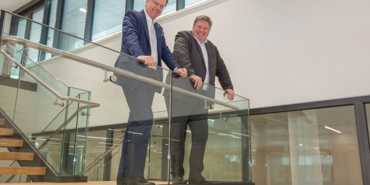 Der Central Hub im TwentyOne ist fertiggestellt und übergeben worden. Im Bild: Habau-CEO Hubert Wetschnig und Anton Bondi de Antoni, Geschäftsführender Gesellschafter von Bondi Consult. Foto: Habau