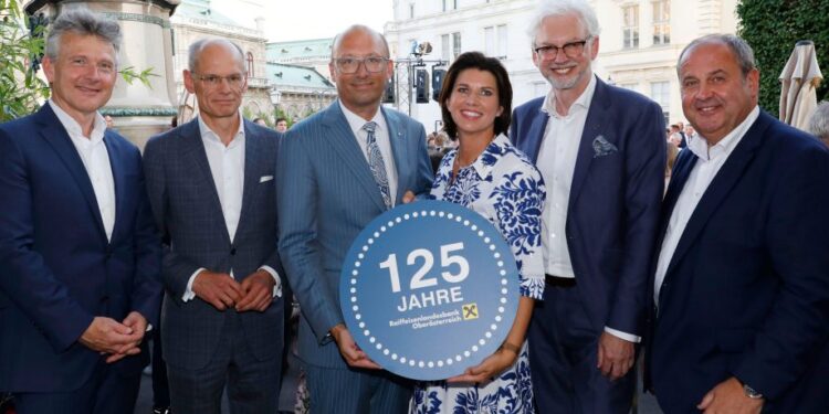 Die Raiffeisen Landesbank Oberösterreich feiert 125 Jahre - und hunderte Gäste kamen. Im Bild: Umdasch-Vorstandsvorsitzender Wolfgang Litzlbauer, Post-CEO Walter Oblin, RLB OÖ-Generaldirektor Reinhard Schwendtbauer und Birgit Schwendtbauer-Schönauer, Verbund-Vorstandsvorsitzender Michael Strugl, ÖFB-Präsident und LLI-Generaldirektor Josef Pröll. Foto: Strobl