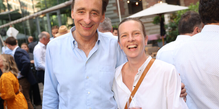 Rund 280 Gäste kamen zum traditionellen Sommerfest von CBRE. Im Bild: Andreas Ridder und Kathrin Gögele-Celeda. Foto:Katharina Schiffl