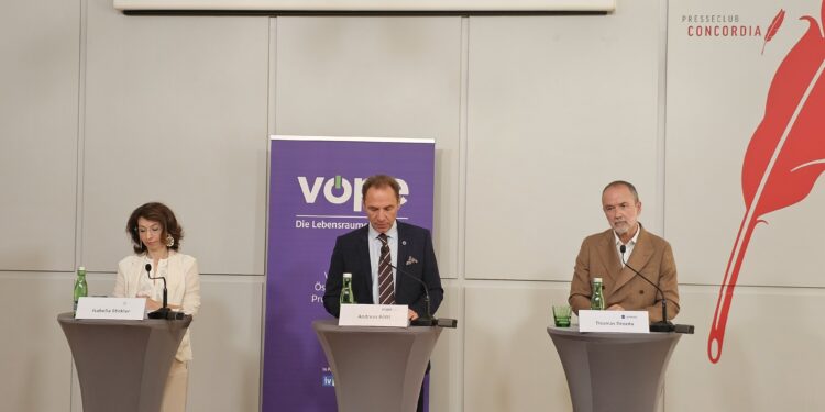 Neue Maßnahmen sollen Wohnbau ankurbeln. Im Bild: Isabella Stickler (ARGE Eigenheim), Andreas Köttl (VÖPE) und Thomas Drozda (ARWAG). Foto: cjs
