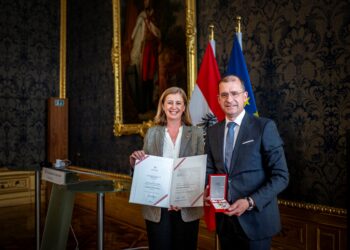 Hans-Peter Weiss erhält Großes Goldenes Ehrenzeichen der Republik