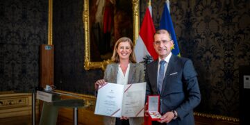 Hans-Peter Weiss erhält Großes Goldenes Ehrenzeichen der Republik