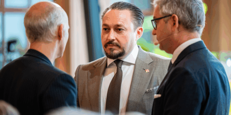 Klemens Hallmann (Mitte) hat am Handelsgericht ein Schuldenregulierungsverfahren beantragt. Bild: Archiv