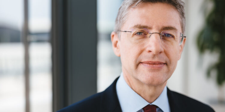 Stefan Bruckbauer, Chefvolkswirt der UniCredit Bank Austria, wird beim 3. immobilien investment Kongress über das Zinsumfeld und Finanzierungen einen Vortrag halten. Bild: UniCredit Bank Austria