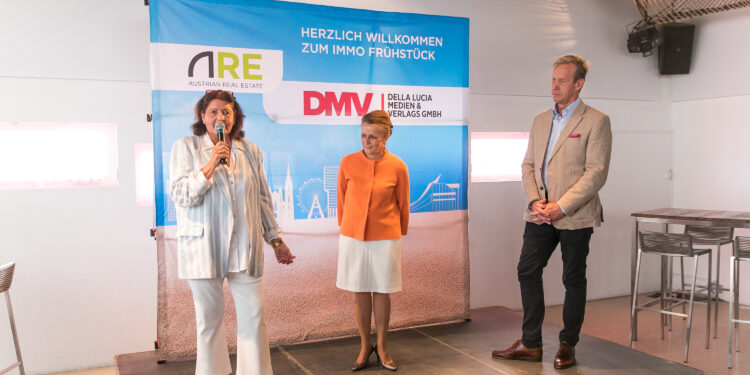 Läuteten das Immo-Frühstück bei der Strandbar Herrmann ein: Elisabeth Della Lucia (DMV), Christine Dornaus und Gerald Beck (ARE). Foto: Leadersnet