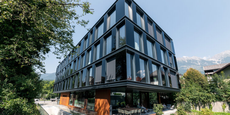 Die ARE Austrian Real Estate (ARE) hat in der Innsbrucker Kaiserjägerstraße 12 ein neues Bürogebäude mit rund 3.000 Quadratmeter Fläche errichtet. Foto: Andreas Friedle