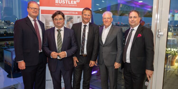 Rustler feiert: Arno Kunz, Anton Holzapfel, Martin Troger, Michael Pisecky, Alexander Scheuch. Foto: leadersnet.at/ R. Brunhölzl